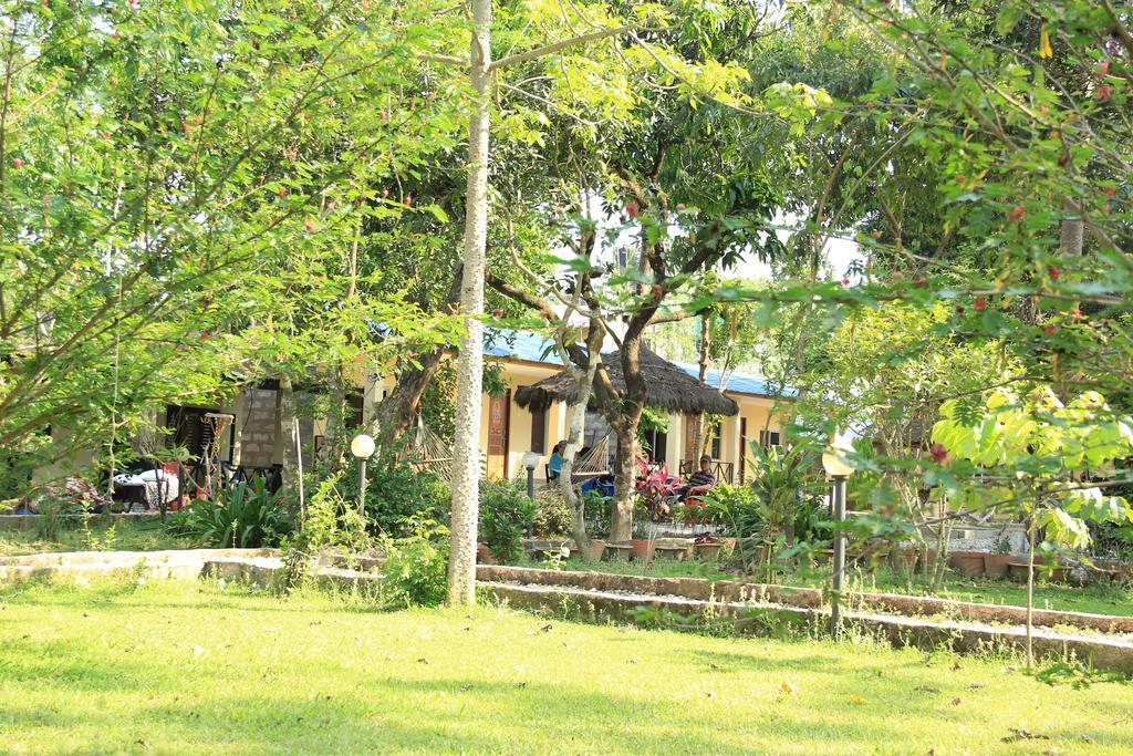 Chitwan Safari Camp & Lodge Саураха Екстер'єр фото